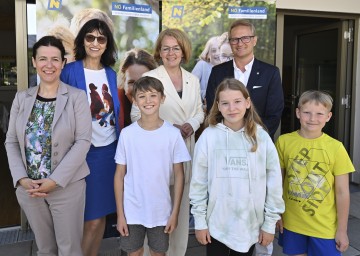 Für mehr als 111.000 Pflichtschüler in Niederösterreich beginnen in Kürze die Sommerferien. Ferienangebote sollen die Vereinbarkeit von Familie und Beruf erleichtern. Es informierten Familienland-Geschäftsführerin Barbara Trettler, Direktorin Monika Siglreithmaier, Landesrätin Christiane Teschl-Hofmeister und Bürgermeister Georg Ockermüller (v.l.n.r.) 