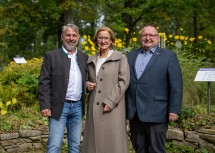 (v.l.n.r.) Gerhard Stark, Geschäftsführer Amethyst Welt Maissau, Landeshauptfrau Johanna Mikl-Leitner und Franz Kloiber, Bürgermeister der Stadtgemeinde Maissau.