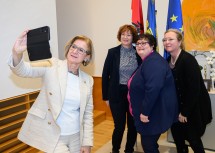 (v.l.n.r.) Landeshauptfrau Johanna Mikl-Leitner, Barbara Leonhardsberger, geschäftsführende Gemeinderätin und Wanderwegbetreuerin, Bürgermeisterin Rosemarie Kloimüller und ecoplus Prokuristin Petra Patzelt