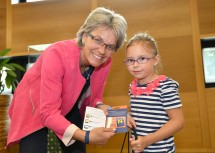 Lena freut sich über Ihre erste eigene Niederösterreich-CARD.