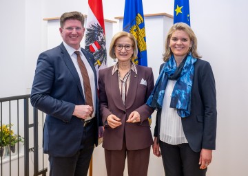 LH Mikl-Leitner bei Amtsübergabe an der Bezirkshauptmannschaft Gmünd: Giller-Schilk folgt Pehofer nach