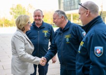 Landeshauptfrau Johanna Mikl-Leitner bedankte sich bei Feuerwehrleuten für ihren Einsatz beim Hochwasser im September 2024. 