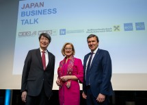 Zusammenarbeit mit Japan vertiefen: Der japanische Botschafter in Österreich Kiminori Iwama, Landeshauptfrau Johanna Mikl-Leitner und Raiffeisen Landesbank Generaldirektor-Stellvertreter Reinhard Karl.