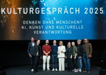 Landeshauptfrau Johanna Mikl-Leitner mit (li.) Florian Steininger (Künstlerischer Leiter Kunsthalle Krems), (re.) Klaus Krobath (Leiter NÖ Artist in Residence Programm) und dem Künstlerinnen- und Künstlerkollektiv StudioOne (v.l.) Florian Nitsch, Michael Heindl, Moritz Altersberger-Kenney, Michaela Putz-Gonzales, Gertraud Köck und Christian Murzek.