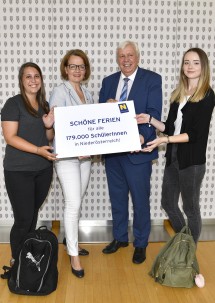 Freuen sich mit den Schülerinnen und Schülern auf die Ferien: Bildungs-Landesrätin Christiane Teschl-Hofmeister und Bildungsdirektor Johann Heuras (Mitte, v.l.n.r.), im Bild mit zwei Schülerinnen.
