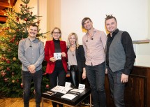 Landeshauptfrau Johanna Mikl-Leitner mit der Quetschwork Family, die den Grafenegger Advent in der Reitschule musikalisch umrahmten.