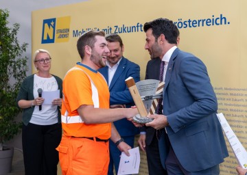 LH-Stv. Landbauer gratuliert dem Sieger, Tobias Neumann