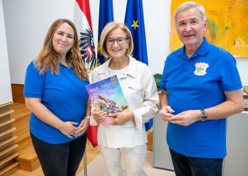 Landeshauptfrau Johanna Mikl-Leitner mit (li.) der neuen NÖ Landespräsidentin des BÖF, Manuela Holakovsky, und ihrem Stellvertreter Gerhard „Alfi“ Noe.