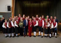 Landeshauptfrau Johanna Mikl-Leitner mit Bürgermeister Otto Auer, Volksschuldirektorin Renate Zwickelstorfer-Herl und dem Blasmusikverein Höflein, die den Festakt musikalisch gestalteten.