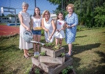 Landeshauptfrau Johanna Mikl-Leitner (Mitte), Landesrätin Christiane Teschl-Hofmeister (re.) und Direktorin Martina Meysel (li.) mit zwei der „jungen Gärtnerinnen“ des BRG/BORG.
