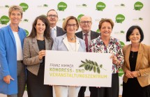 Nationalratsabgeordnete Martina Diesner-Wais, Prokuristin Viktoria Magenschab, der Ärztliche Leiter Johannes Püspök, Landeshauptfrau Johanna Mikl-Leitner, Gründer Manfred Pascher, Geschäftsführerin Karin Weißenböck sowie Bürgermeisterin und Landtagsabgeordnete Margit Göll bei der Eröffnung des Franz Himmer Kongress- und Veranstaltungszentrums des Moorheilbads Harbach (v.l.n.r.)