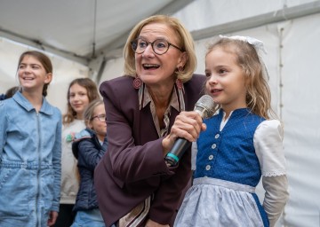 Die Freude über die schönen neuen Schulräumlichkeiten war groß bei Johanna Mikl-Leitner und Viola aus der ersten Klasse.