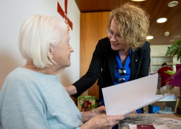 Landesrätin Christiane Teschl-Hofmeister gratulierte Aloisia Grim zum 100. Geburtstag