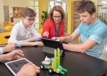 Bildungs-Landesrätin Christiane Teschl-Hofmeister besichtigt den Einsatz von Tablets in der Schule