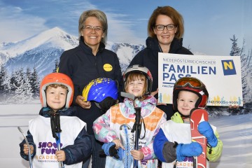 Die Initiatoren des NÖ Familienskitages Landesrätinnen Christiane Teschl-Hofmeister und Petra Bohuslav mit Kindern 