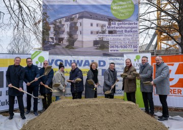 (v.l.n.r.) Hannes Sykora (Aufsichtsratsvorsitzender der Tullnbau), Franz Lederhofer (Steiner Bau), Harald Spiegel (Leyrer & Graf), Stadträtin Elfriede Pfeiffer, Harald Schinnerl (Obmann Tullnbau), Wohnbau-Landesrätin Christiane Teschl-Hofmeister, Bürgermeister Peter Eisenschenk, Baumeister Johann Vonwald, Vizebürgermeister Wolfgang Mayrhofer und Stadtamtsdirektor Viktor Geyrhofer.