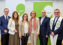 (v.l.n.r.) Wolfgang Merkatz (Bezirkshauptfrau-Stellvertreter Gänserndorf), Angela Baumgartner (Abgeordnete zum Nationalrat), Kindergartenleiterin Doris Bader, Landeshauptfrau Johanna Mikl-Leitner, Bürgermeister Elmar Schöberl und Pater Hans-Ulrich Möhring.