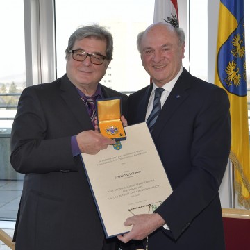 Landeshauptmann Dr. Erwin Pröll überreichte das \"Große Goldene Ehrenzeichen für Verdienste um das Bundesland Niederösterreich\" an den Schauspieler und Kabarettisten Erwin Steinhauer.