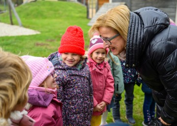 Landeshauptfrau Johanna Mikl-Leitner feierte mit Kindergartenkindern die Eröffnung der vierten Gruppe.