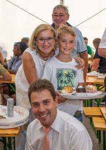 Landeshauptfrau Johanna Mikl-Leitner und Bürgermeister Manuel Aichberger im Festzelt, bei dem auch die jüngsten Lilienfelder fürs leibliche Wohl der Gäste sorgten.