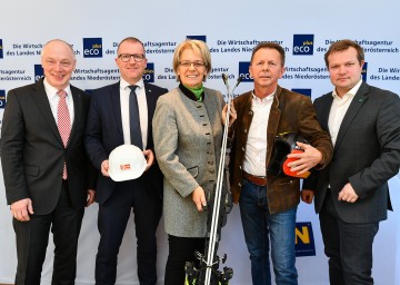 Ecoplus-Geschäftsführer Helmut Miernicki, Stefan Graf von Leyrer + Graf, Landesrätin Petra Bohuslav, Skidorf Kirchbach Geschäftsführer Franz Jahn und Andreas Schwarzinger vom Waldviertel Tourismus (v.l.n.r.) informierten über den Wirtschafts- und Tourismusstandort Waldviertel.