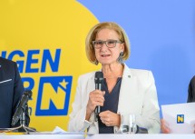 Landeshauptfrau Johanna Mikl-Leitner bei der heutigen Pressekonferenz im Landtagsschiff.