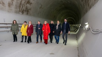 Bei der Besichtigung im Rahmen der Tunneldurchschlagsfeier des ÖBB Semmering Basistunnel (v.l.n.r.): Landesrätin Claudia Holzer und LH-Stellvertreterin Manuela Khom aus der Steiermark, Ministerin Leonore Gewessler, Projektleiter Gerhard Grobiet, Landeshauptfrau Johanna Mikl-Leitner, Finanzvorständin ÖBB Holding Manuela Waldner, ÖBB Infrastruktur Vorständin Judith Engel und LH-Stellvertreter Udo Landbauer.