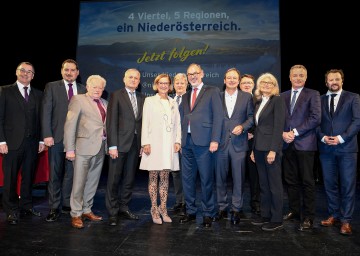 Im Bild von links nach rechts: DPV Obmann-Stellvertreter Gerhard Fichtinger, Johann Zöhling, Obmann der Landespersonalvertretung, Alfred Schöls von der Gewerkschaft, Landesamtsdirektor-Stellvertreter Johann Lampeitl, Landeshauptfrau Johanna Mikl-Leitner, Michael Hütter von der LPV, DPV-Obmann Andreas Neuwirth, Abgeordneter Martin Michalitsch. DPV Obmann-Stellvertreter Klaus Scheidl, Edith Goldeband, Direktorin des NÖ Landesrechnungshofes, Gerhard Dafert von der Personalabteilung und Thomas Obernosterer von der Landtagsdirektion.