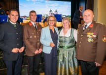 Bei der Jubiläumsfeier 850 Jahre Lichtenwörth (v.l.n.r.) Bürgermeister Manuel Zusag, Feuerwehrkommandant Robert Müllner, Landeshauptfrau Johanna Mikl-Leitner, Andrea und Johann Müllner.