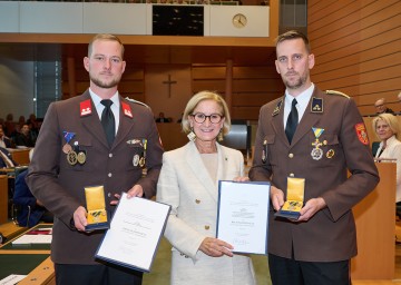 Die Feuerwehrmänner Florian Bagl (links), Oberlöschmeister bei der Freiwilligen Feuerwehr Rossatz, und Hauptverwalter Jakob Bagl (rechts), 2. Feuerwehrkommandant-Stellvertreter der Freiwilligen Feuerwehr Rossatz und Stellvertreter des Leiters des Verwaltungsdienstes im Abschnittsfeuerwehrkommando Mautern, wurden von Landeshauptfrau Johanna Mikl-Leitner (Mitte) für die Lebensrettung zweier Menschen im Juli dieses Jahres auf der Hochwasser führenden Donau mit der Rettungsmedaille des Bundeslandes Niederösterreich ausgezeichnet.