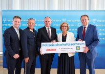 Im Bild von links nach rechts: Landtagsabgeordneter Florian Krumböck, Landespolizeidirektor Franz Popp, Bundesminister Gerhard Karner, Landeshauptfrau Johanna Mikl-Leitner und Bürgermeister Matthias Stadler.