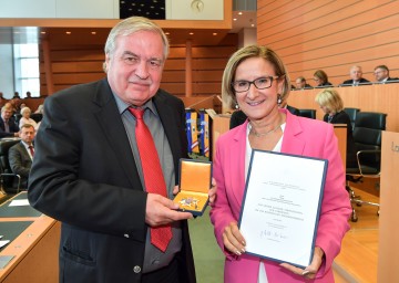 Wolfgang Maderthaner, ehemaliger Generaldirektor des Österreichischen Staatsarchives, wurde mit dem Großen Goldenen Ehrenzeichen für Verdienste um das Bundesland Niederösterreich ausgezeichnet.