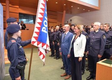 Angelobung und Ausmusterung von Polizistinnen und Polizisten im NÖ Landhaus: Landeshauptfrau Johanna Mikl-Leitner, Karl Hutter vom Bundesministerium für Inneres (links) und Landespolizeidirektor-Stellvertreter Rudolf Slamanig