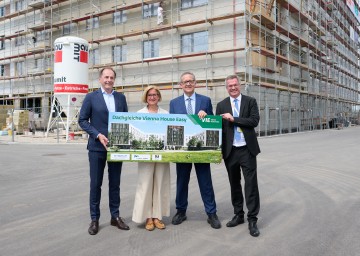 (v.l.): MAMMA Group CEO Herbert Pinzolits, Landeshauptfrau Johanna Mikl-Leitner, Flughafen Wien-Vorstand Günther Ofner und Standortmanager Wolfgang Scheibenpflug.