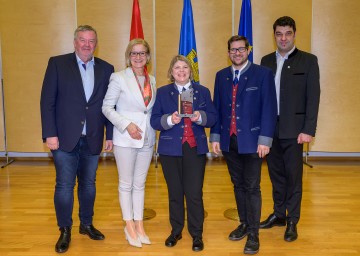 Ehrenpreise für insgesamt 68 niederösterreichische Blasmusikkapellen im Haus der Musik in Grafenwörth, darunter die Stadtkapelle Tulln. Im Bild Landesobmann a. D. Peter Höckner, Landeshauptfrau Johanna Mikl-Leitner, Obfrau Sonja Dlabka, Kapellmeister Bernhard Fleißner und Landesobmann Bernhard Thain (v.l.n.r.).