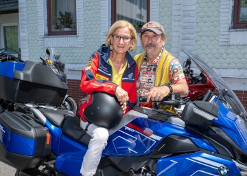 Bei 34. Toy Run: Landeshauptfrau Johanna Mikl-Leitner ehrte Ernst Graft mit dem Gläsernen Leopold.