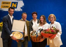 Landeshauptfrau Johanna Mikl-Leitner und ihr Stellvertreter und Sportlandesrat Udo Landbauer mit Michaela Polleres, die Olympia-Bronze im Judo geholt hat, und ihren Eltern.