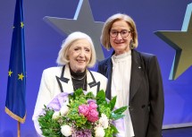 Landeshauptfrau Johanna Mikl-Leitner mit Erika Freeman, die im Alter von zwölf Jahren vor den Nationalsozialisten nach Amerika geflohen ist.