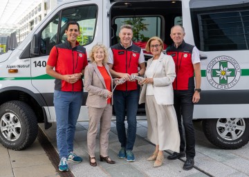 Landeshauptfrau Johanna Mikl-Leitner und Landesrätin Eva Prischl mit Matthias Cernuska (v.l.), Landesleiter Karl Weber und Landesleiter-Stv. Martin Angelmaier von der Bergrettung NÖ/Wien.