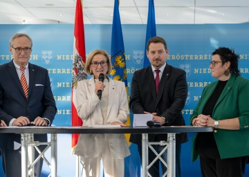 Im Bild von links nach rechts: Landesamtsdirektor Werner Trock, Landeshauptfrau Johanna Mikl-Leitner, Hans Zöhling von der Landespersonalvertretung, und Verena Krammer, Leiterin des Personalmanagements beim Amt der NÖ Landesregierung