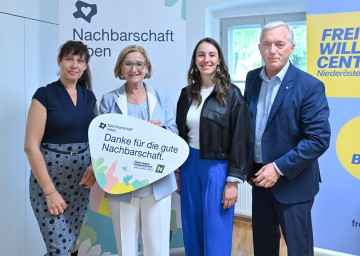 Symposium zum Thema Nachbarschaft: Die Fachärztin für Psychiatrie Bärbel Fichtl, Landeshauptfrau Johanna Mikl-Leitner, die Kultur- und Sozialanthropologin Bettina Ludwig und der Geschäftsführer der Kultur.Region.Niederösterreich Martin Lammerhuber.