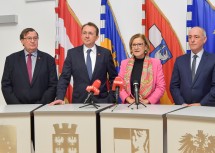 Bei der Pressekonferenz im Anschluss an das Public Viewing zur Bekanntgabe der Jury-Entscheidung zur „Europäischen Kulturhauptstadt 2024“: Vizebürgermeister Franz Gunacker, Bürgermeister Matthias Stadler, Landeshauptfrau Johanna Mikl-Leitner und Vizebürgermeister Matthias Adl (v.l.n.r.)