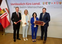 Landeshauptfrau Johanna Mikl-Leitner (2. v. l.) übergab die Stafette des Vorsitzes in der LH-Konferenz an den oberösterreichischen Landeshauptmann Thomas Stelzer (1. v. l.). Im Bundesrat wechselte der Vorsitz von Margit Göll (2. v. r.) zu Franz Ebner (1. v. r).