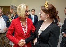 Landeshauptfrau Johanna Mikl-Leitner mit Weinkönigin Marie Huber.