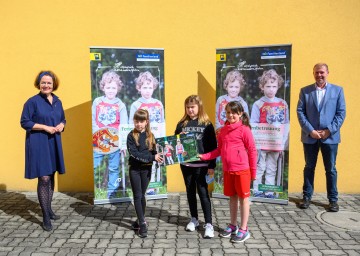 Landesrätin Christiane Teschl-Hofmeister und Bürgermeister Stefan Gratzl mit Kindern der Volksschule Hafnerbach<br />
