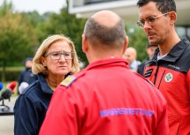 Landeshauptfrau Johanna Mikl-Leitner im Gespräch mit Wasserrettung NÖ Landesleiter Markus Schimböck und Bergrettung Niederösterreich Wien Landesleiter Matthias Cernuska.