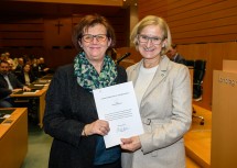 Landeshauptfrau Johanna Mikl-Leitner mit Anneliese Schrattenholzer, langjährige Mitarbeiterin der Landhausküche.