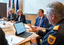 LH-Stellvertreter Stephan Pernkopf, Landeshauptfrau Johanna Mikl-Leitner, St. Pöltens Bürgermeister Matthias Stadler und Landesfeuerwehrkommandant Dietmar Fahrafellner bei der Lagebesprechung (v.l.n.r.).