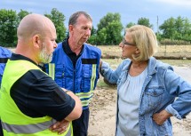 Landeshauptfrau Johanna Mikl-Leitner mit Bezirksfeuerwehrkommandant Alois Zaussinger und Bezirkshauptmann Karl-Josef Weiss.