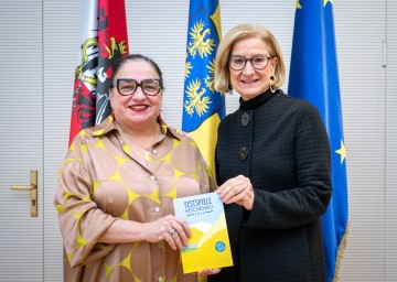 Landeshauptfrau Johanna Mikl-Leitner mit Maria Happel, künstlerische Leiterin der Festspiele Reichenau.